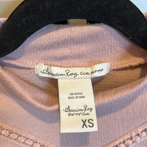 American Rag pink cold shoulder mock neck embroidered top size XS - Picture 2 of 3